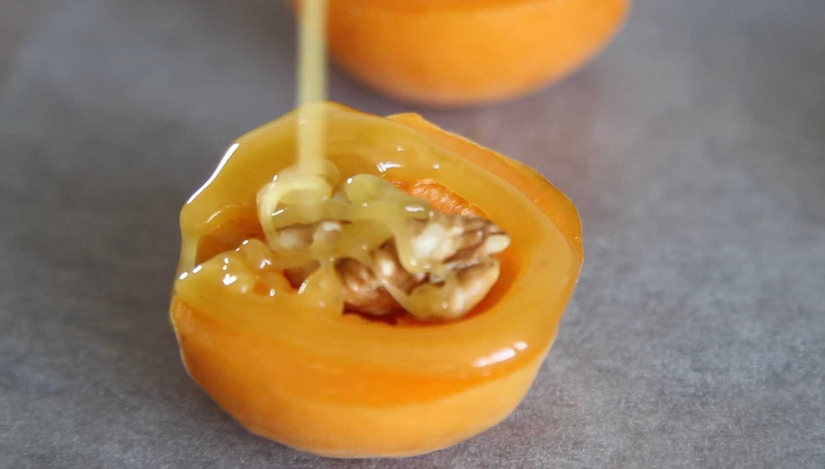 Abricots cuits au four avec du miel et des noix - Étape 5