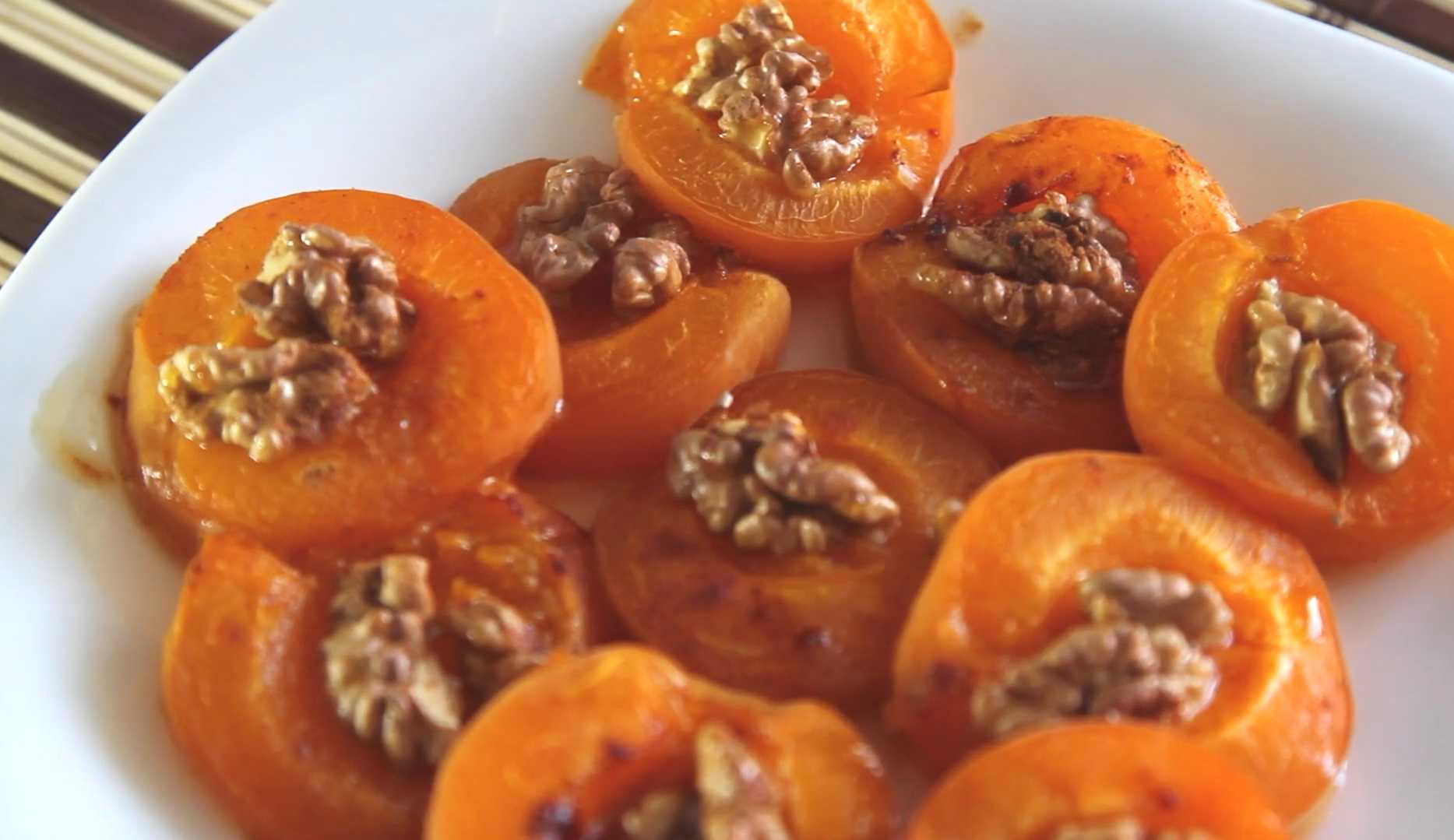 Abricots cuits au four avec du miel et des noix - Étape 8