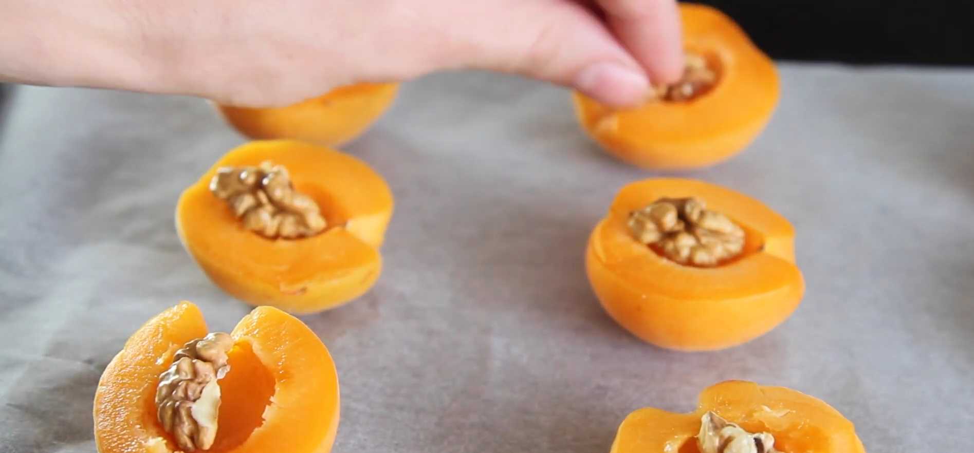 Abricots cuits au four avec du miel et des noix - Étape 4