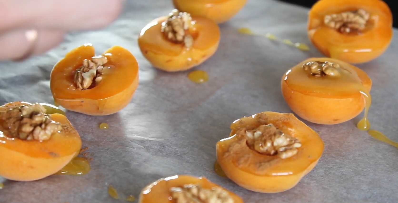 Abricots cuits au four avec du miel et des noix - Étape 6