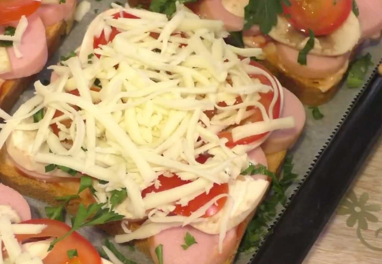 Pizza sur pain grillé cuite au four - Étape 8