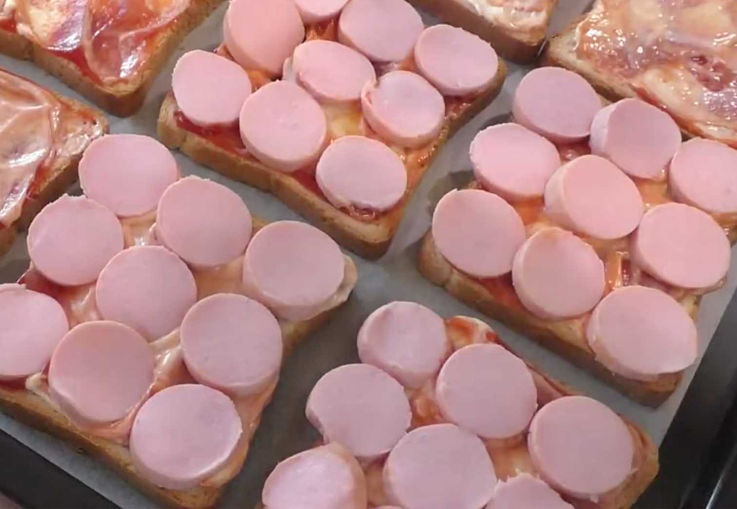 Pizza sur pain grillé cuite au four - Étape 4