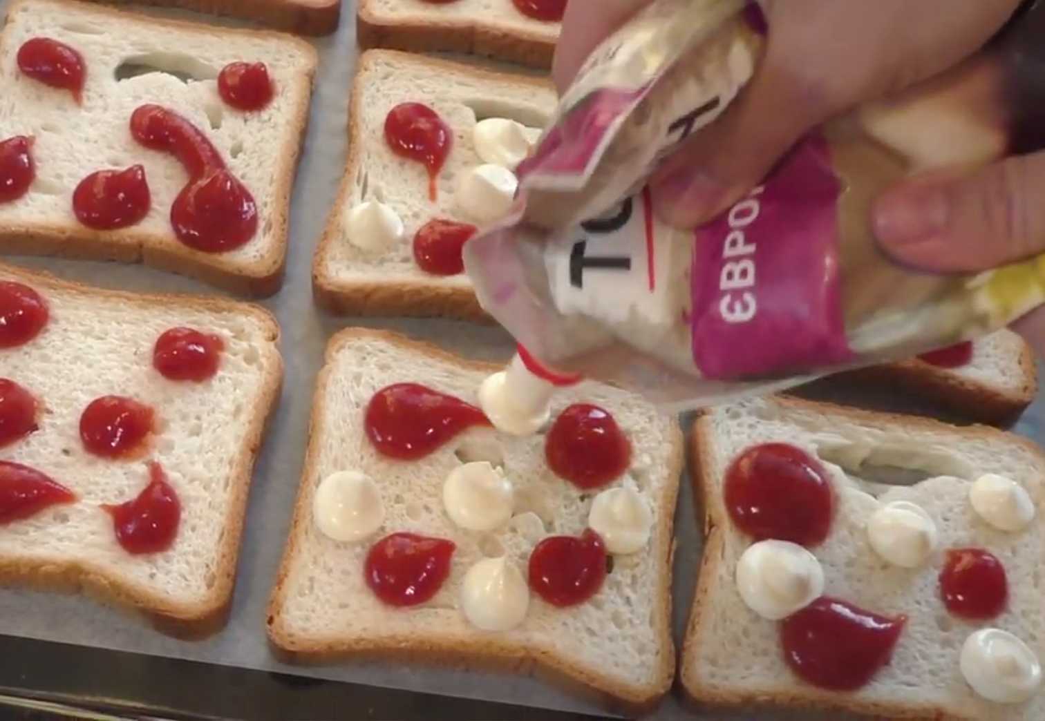 Pizza sur pain grillé cuite au four - Étape 2