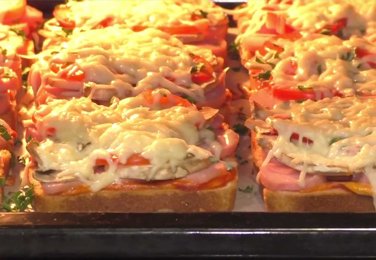 Pizza sur pain grillé cuite au four - Étape 9