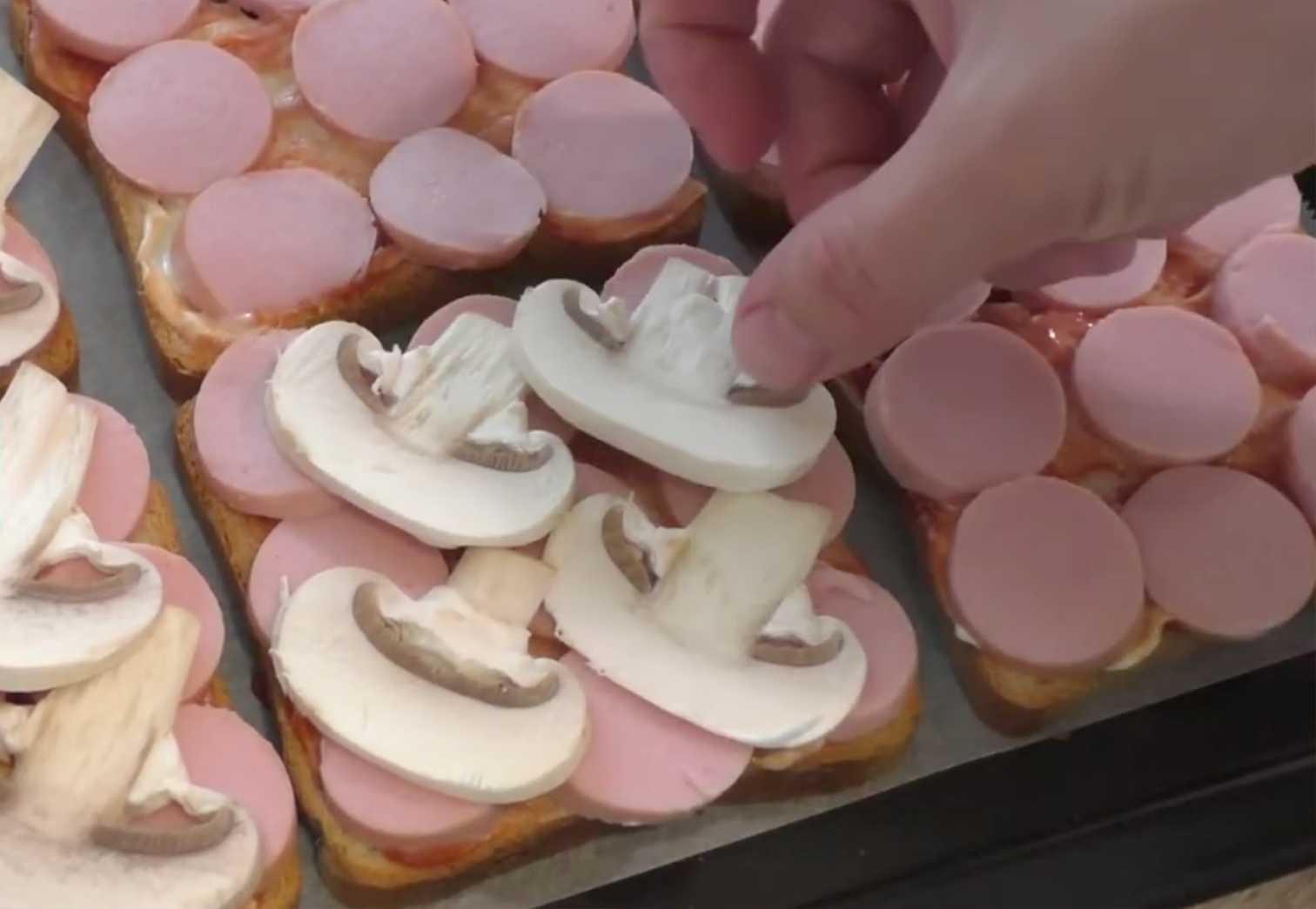 Pizza sur pain grillé cuite au four - Étape 5