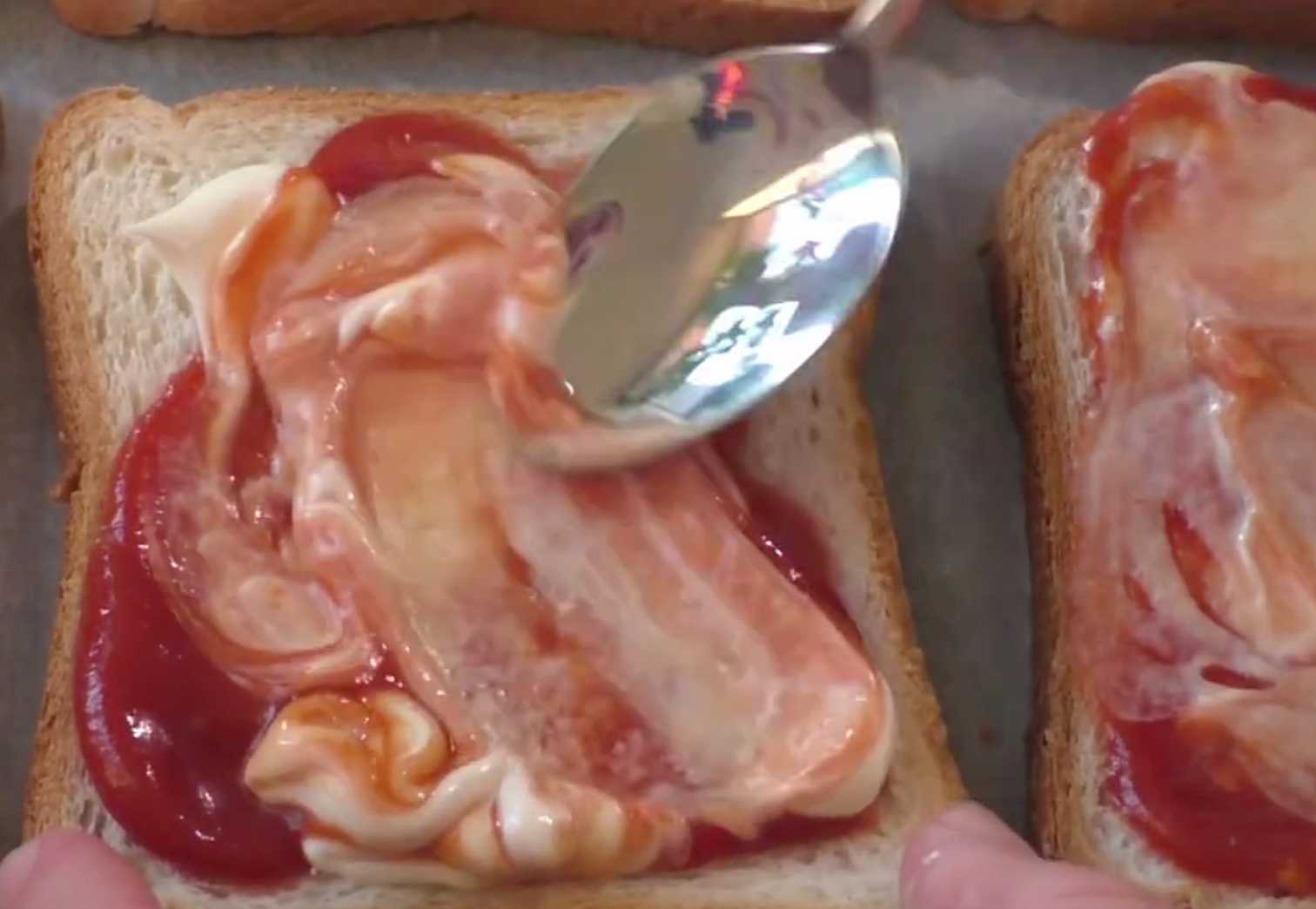 Pizza sur pain grillé cuite au four - Étape 3