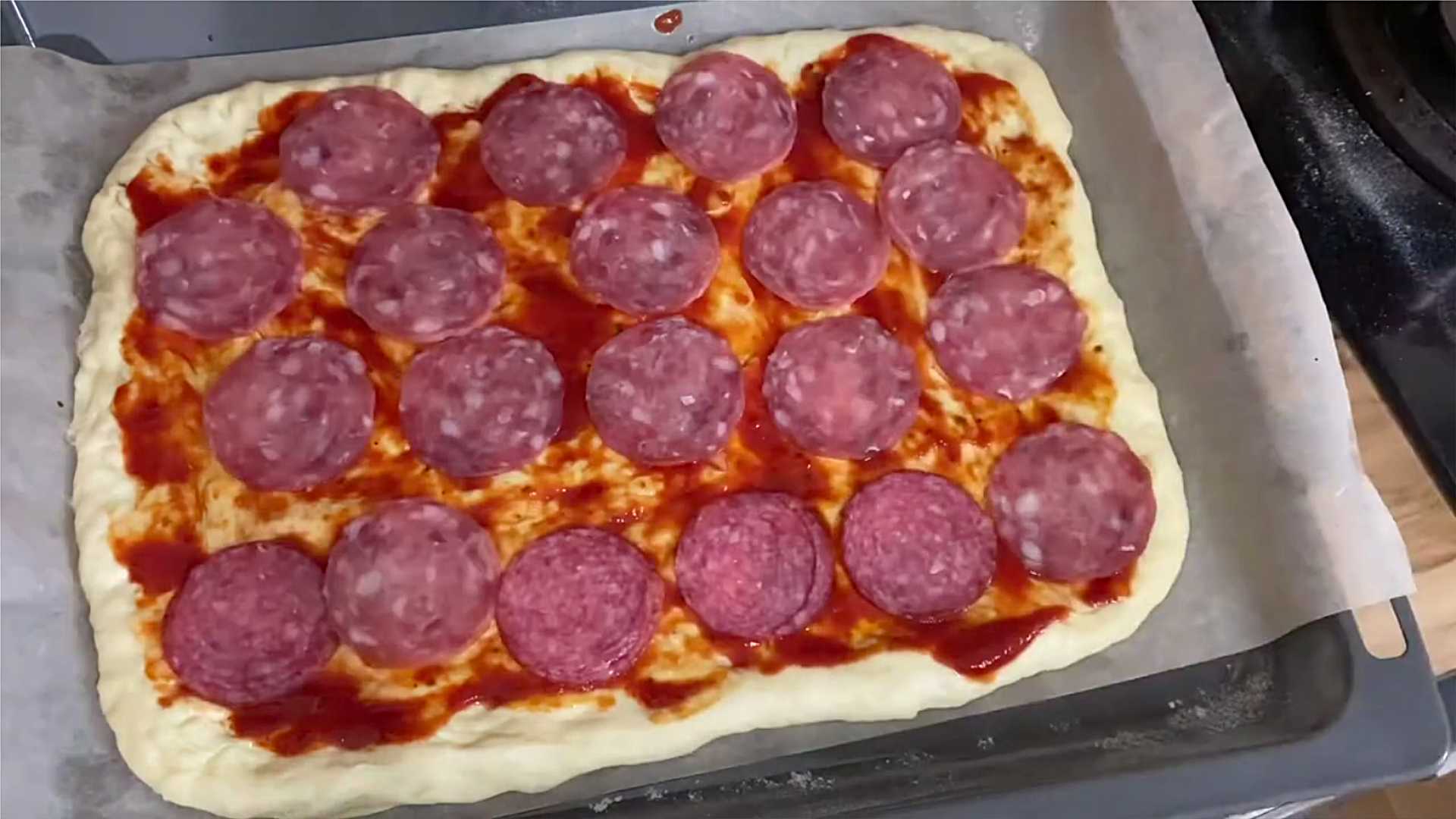 Pizza à la pâte levée avec saucisse et fromage - Étape 8