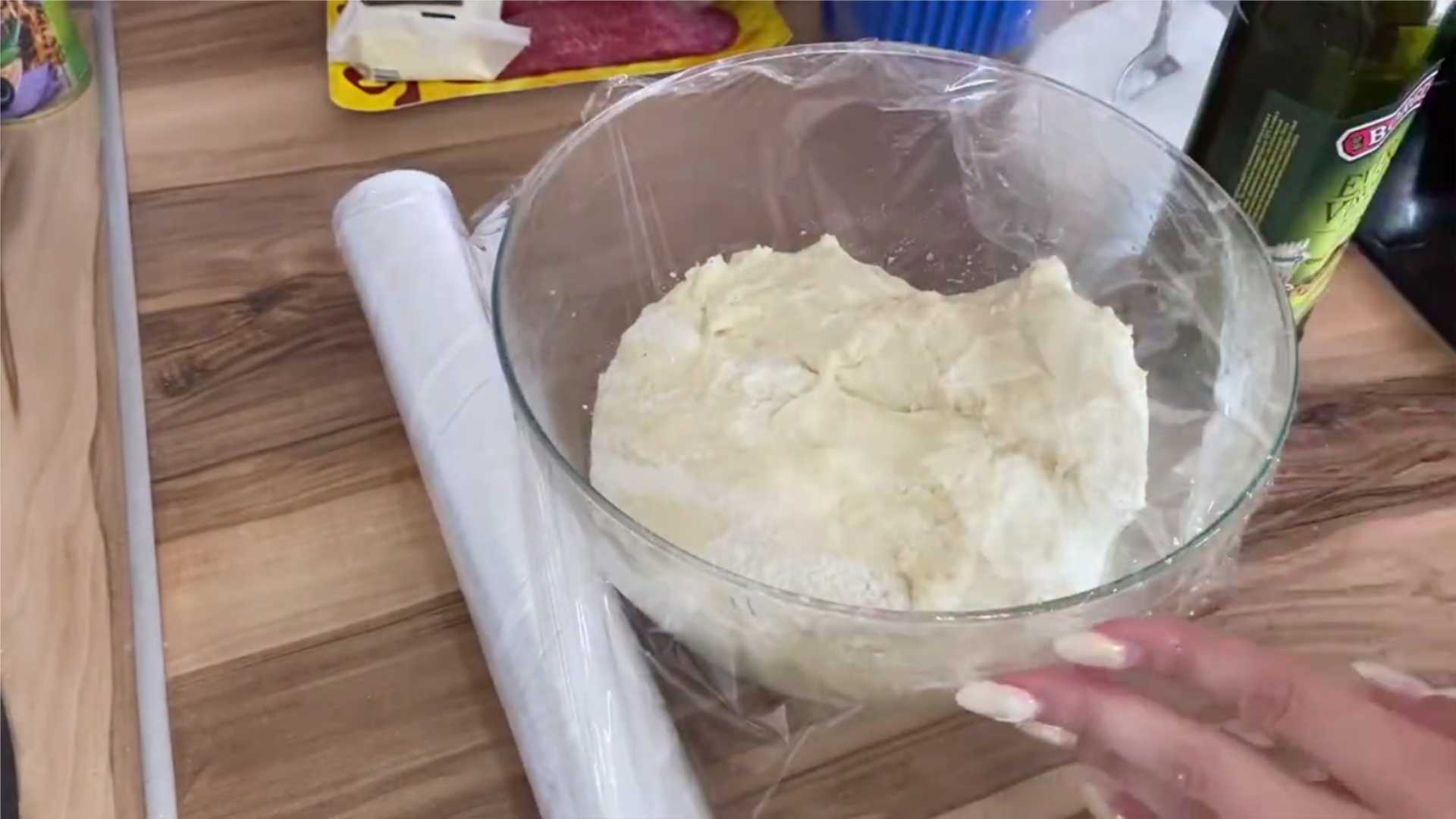 Pizza à la pâte levée avec saucisse et fromage - Étape 5