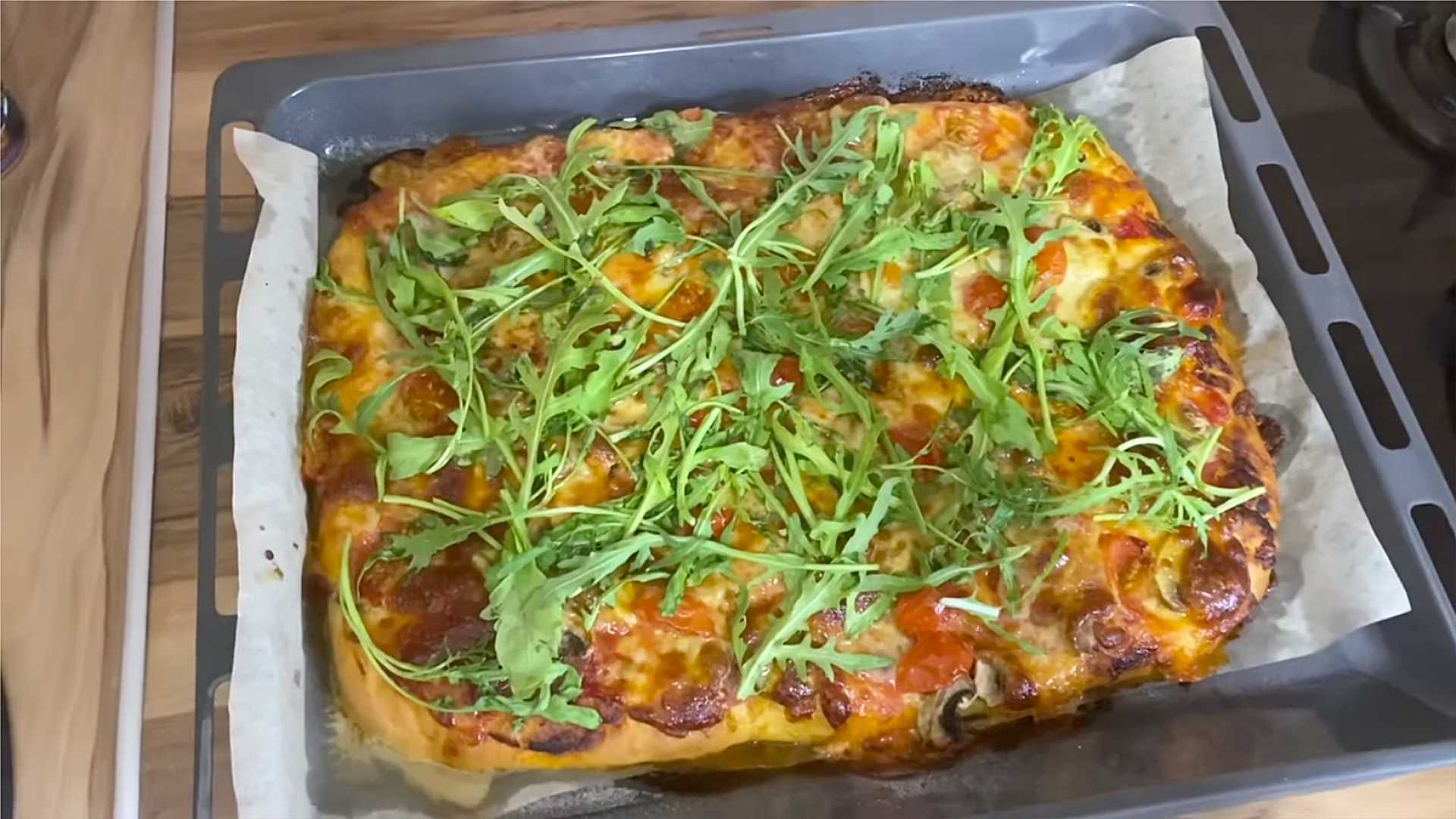 Pizza à la pâte levée avec saucisse et fromage - Étape 11