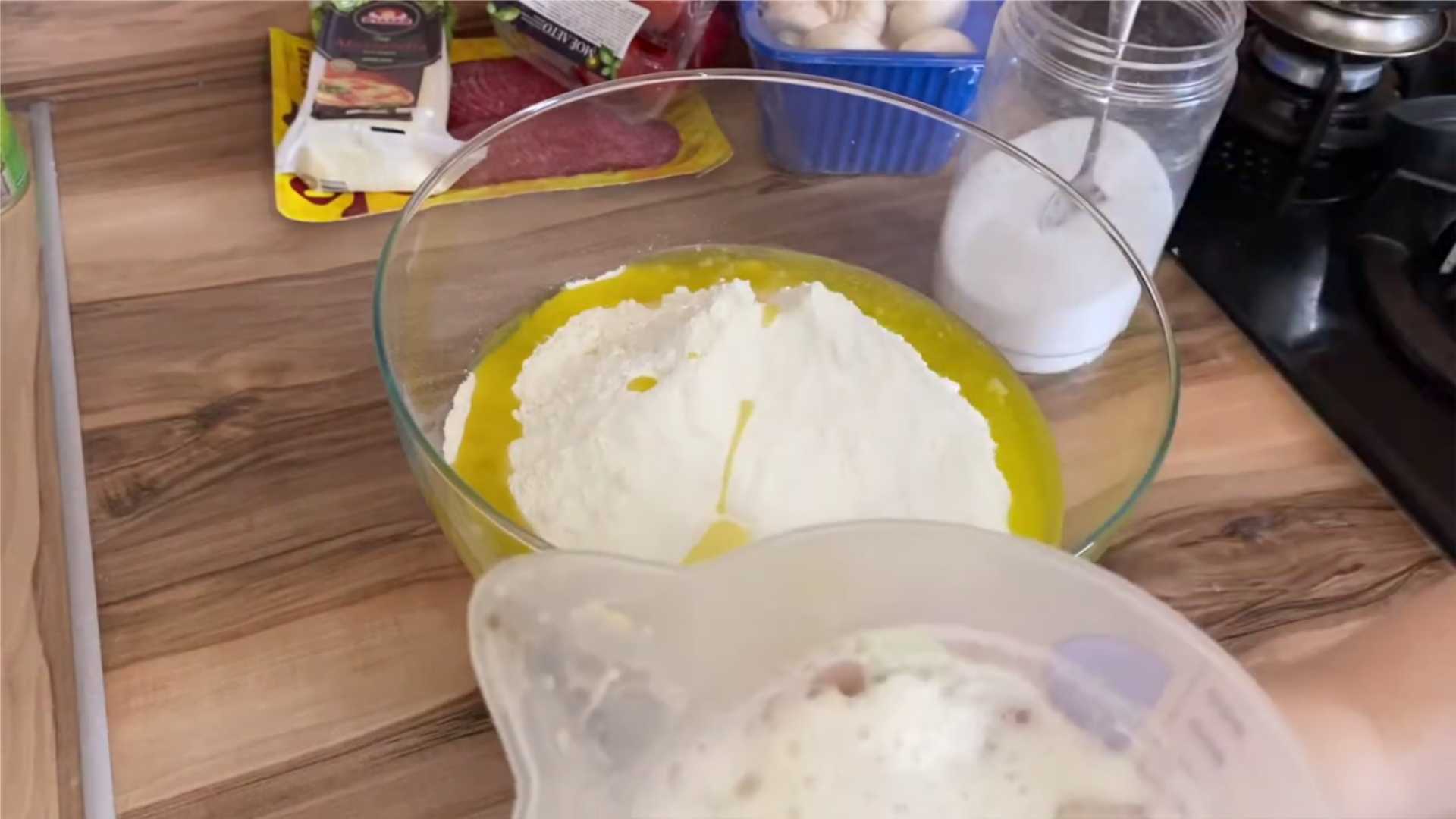 Pizza à la pâte levée avec saucisse et fromage - Étape 3