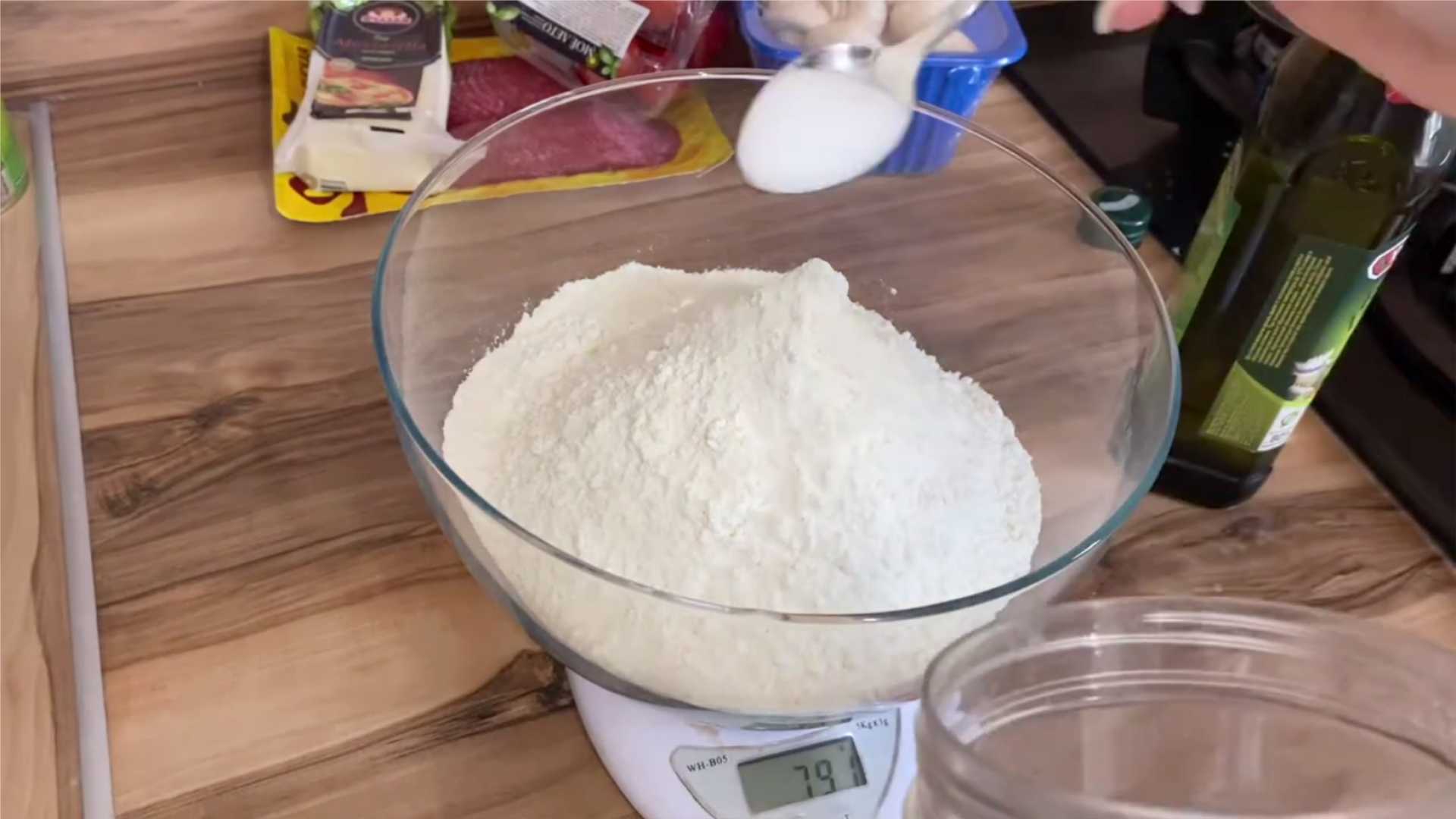 Pizza à la pâte levée avec saucisse et fromage - Étape 2