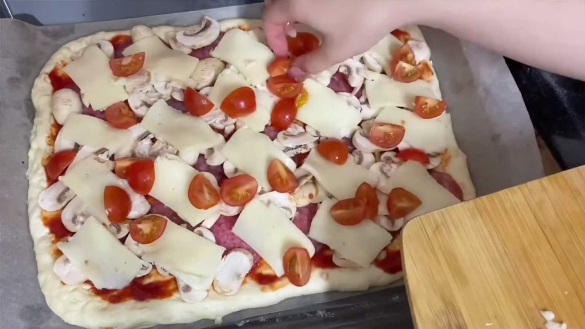 Pizza à la pâte levée avec saucisse et fromage - Étape 9