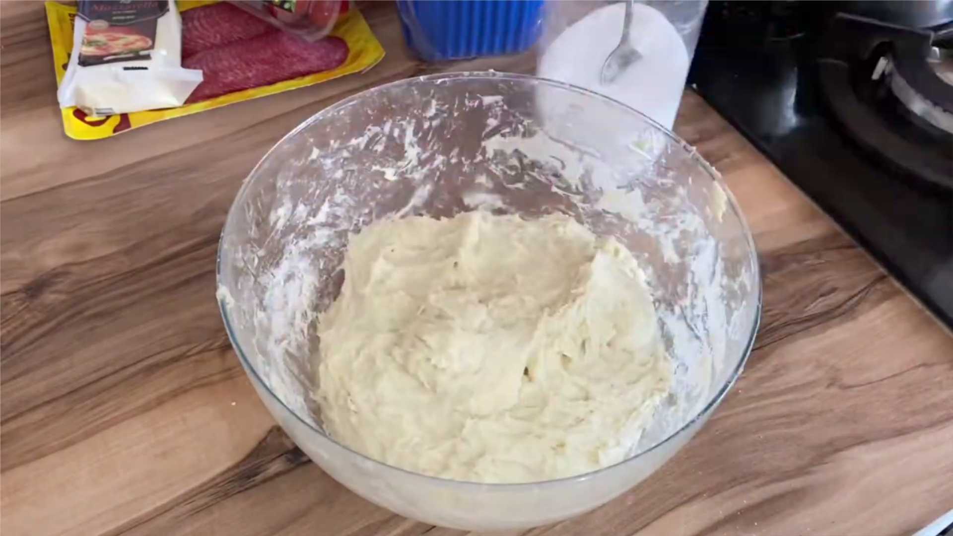 Pizza à la pâte levée avec saucisse et fromage - Étape 4