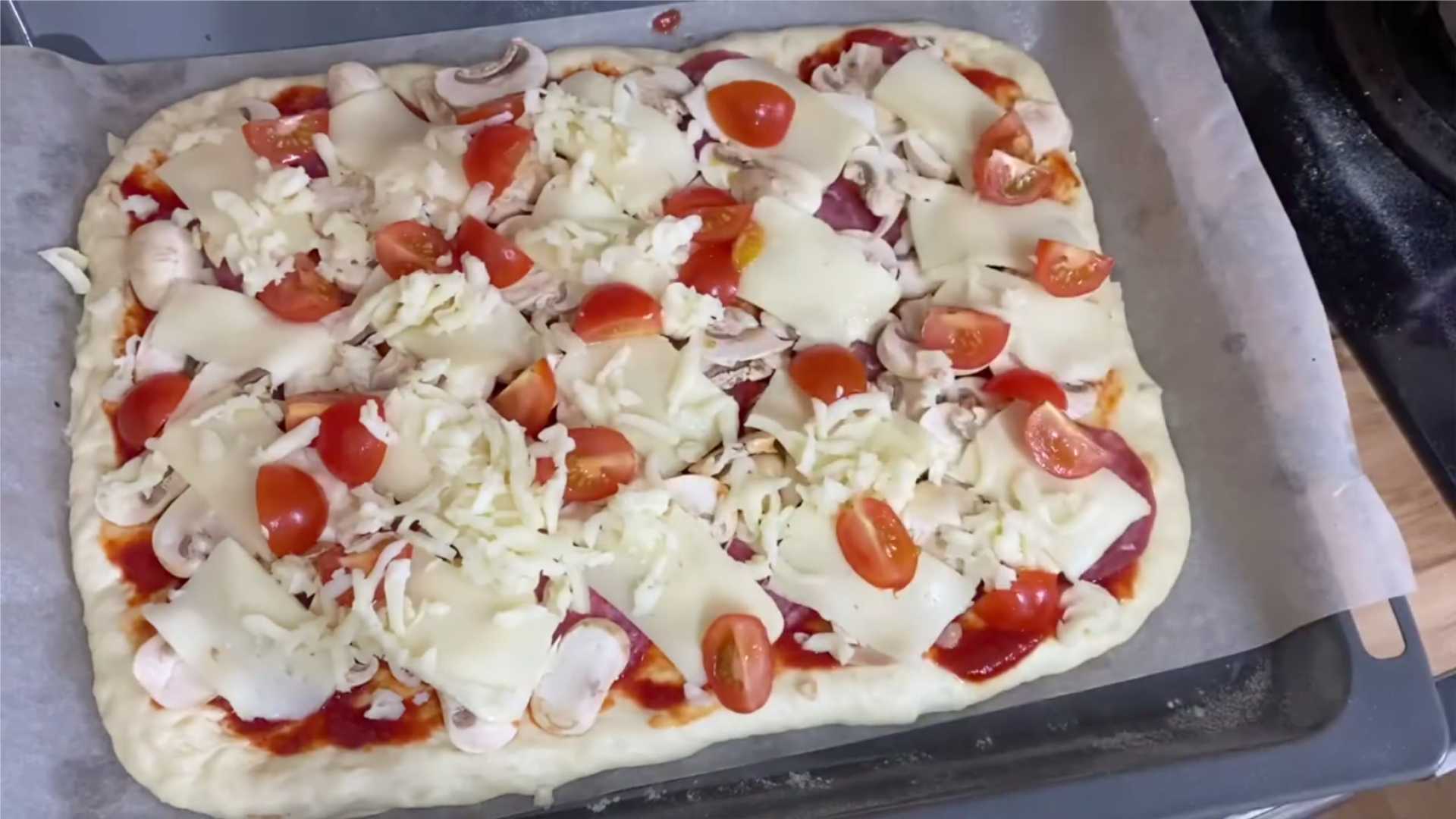 Pizza à la pâte levée avec saucisse et fromage - Étape 10