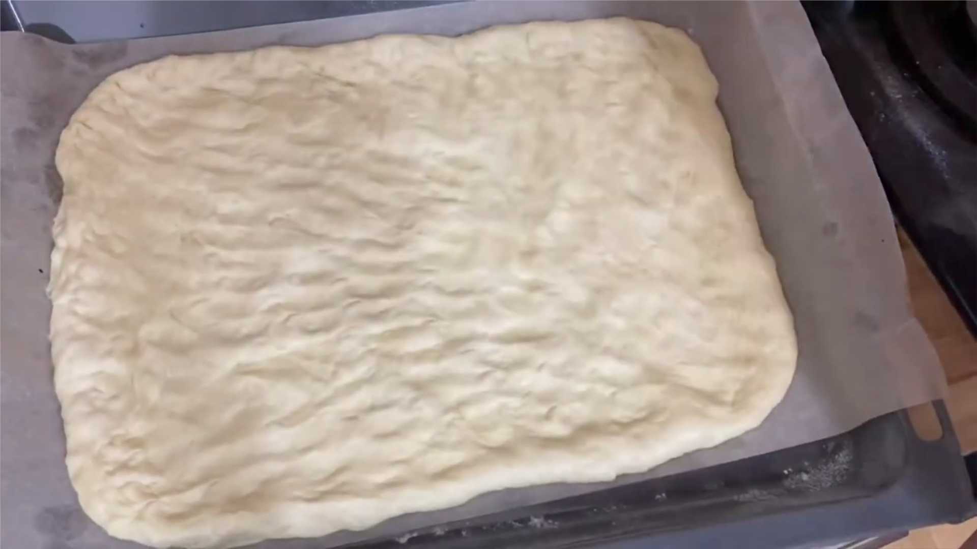 Pizza à la pâte levée avec saucisse et fromage - Étape 7