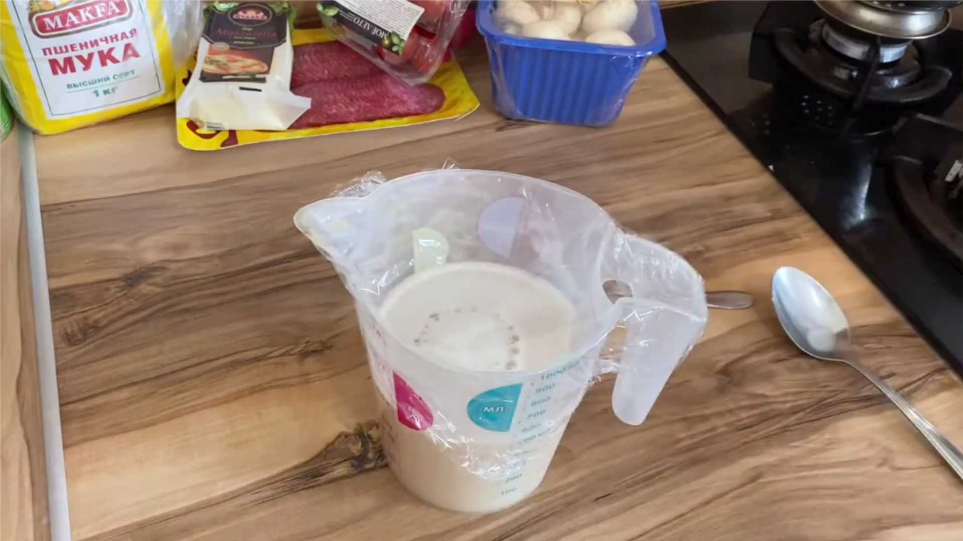 Pizza à la pâte levée avec saucisse et fromage - Étape 1