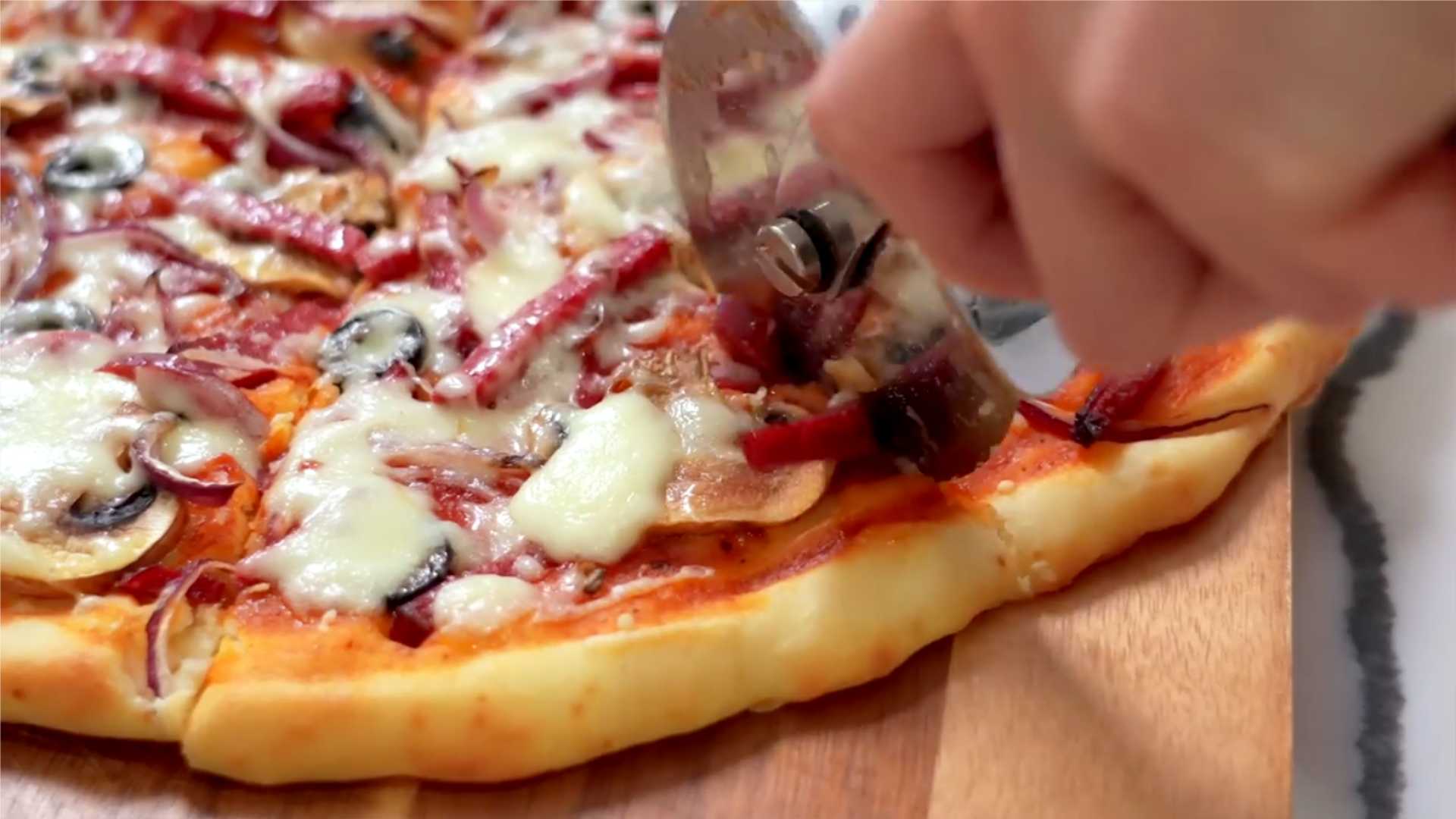 Pizza à croûte de saucisse - Étape 16