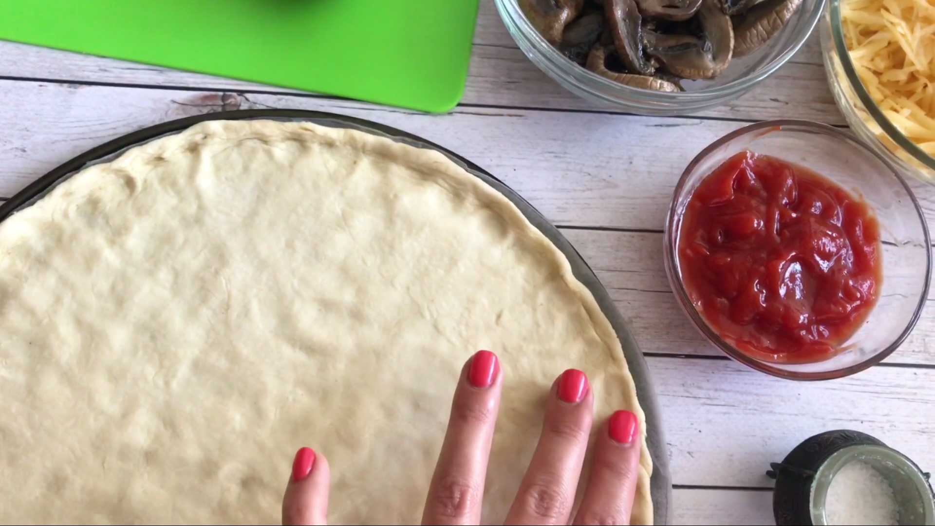 Pizza feuilletée aux champignons et aux tomates - Étape 2