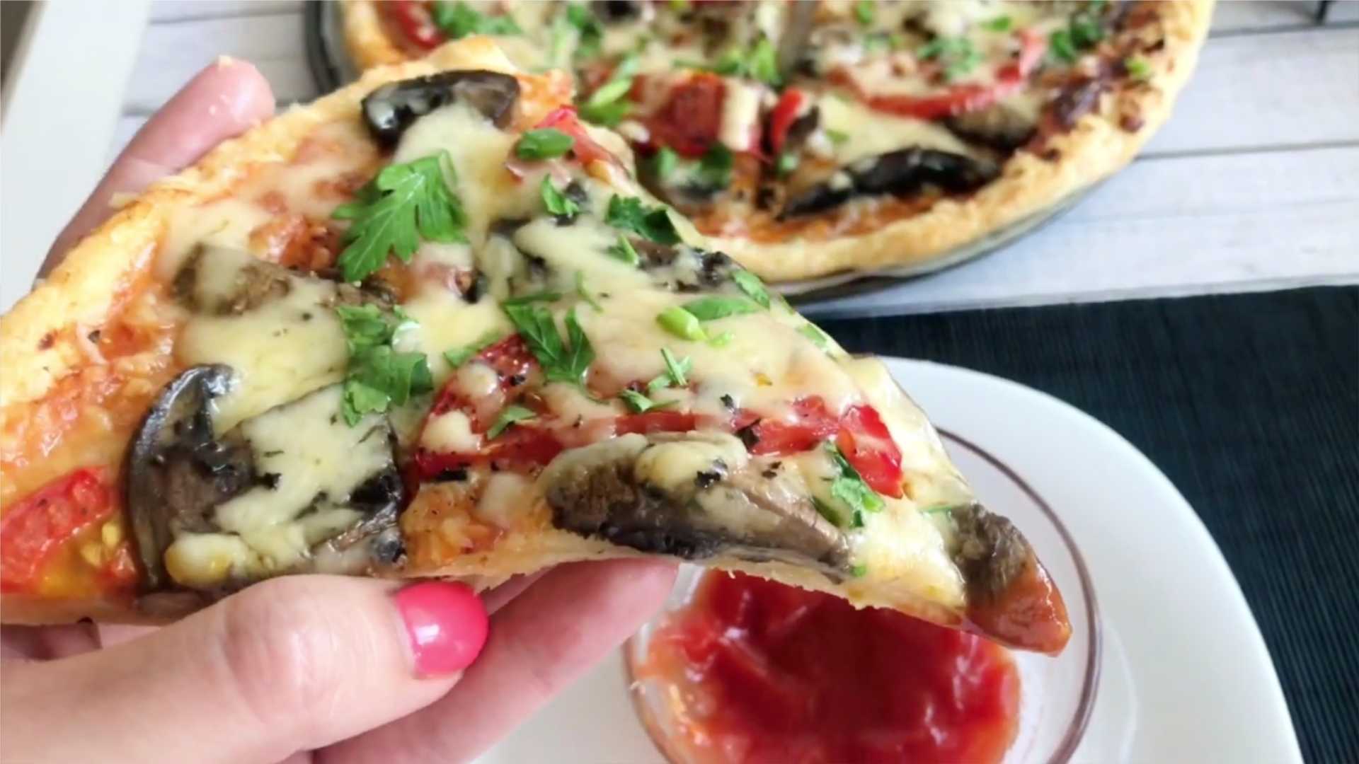 Pizza à la pâte feuilletée aux champignons et aux tomates - Étape 9