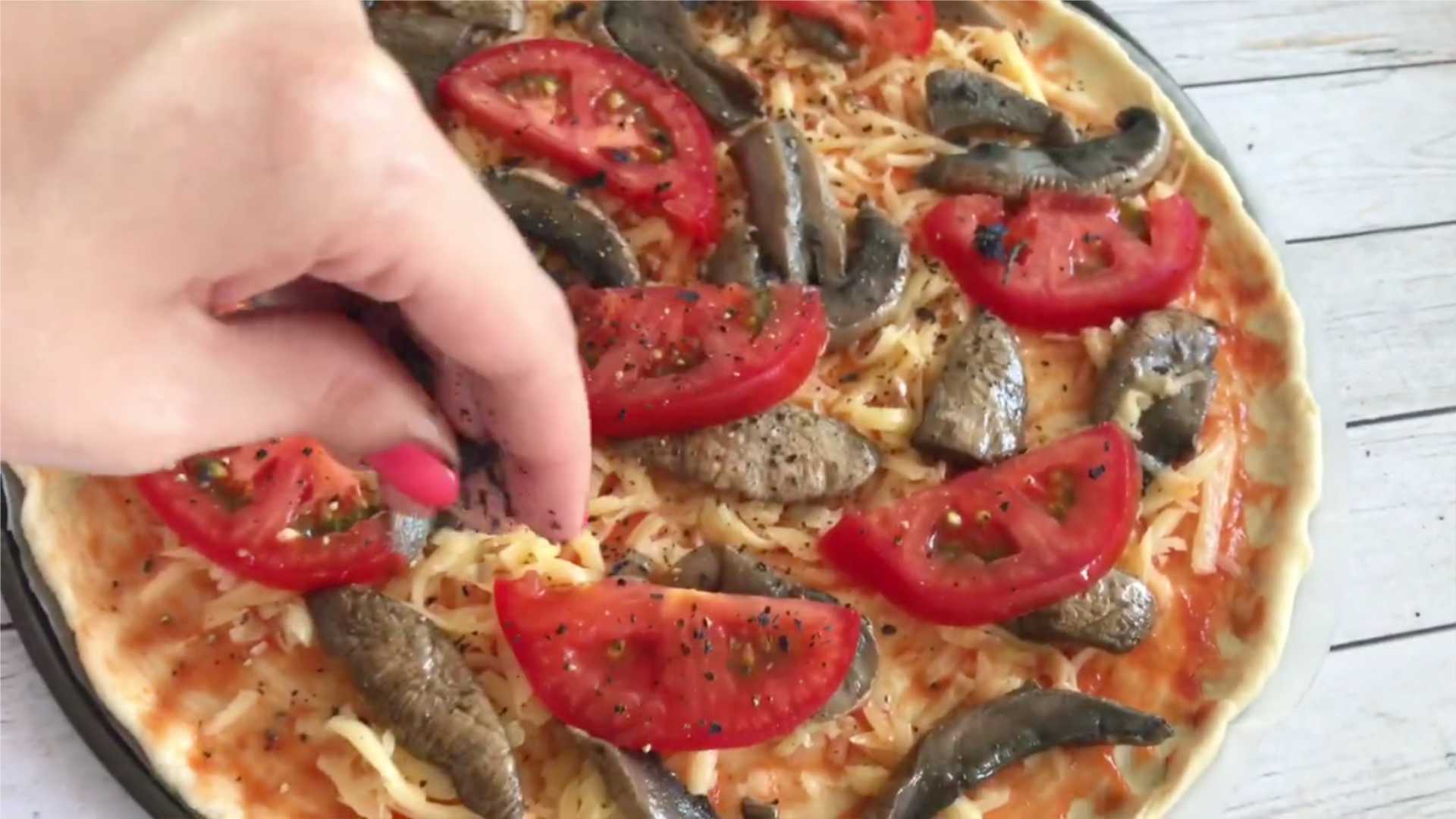 Pizza à la pâte feuilletée aux champignons et aux tomates - Étape 6