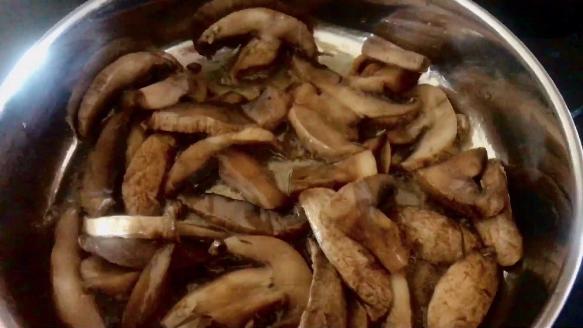 Pizza à la pâte feuilletée aux champignons et aux tomates - Étape 1