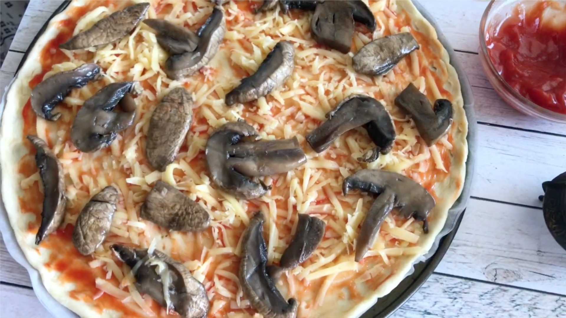 Pizza feuilletée aux champignons et aux tomates - Étape 5