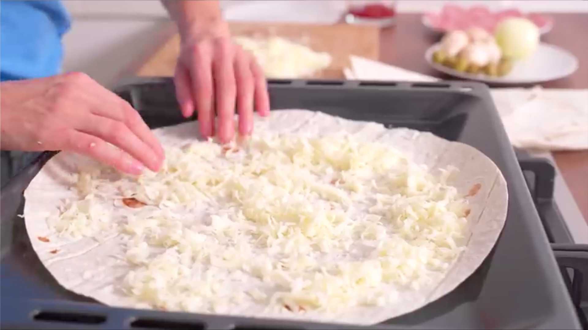 Pizza Lavash à la saucisse - Étape 2