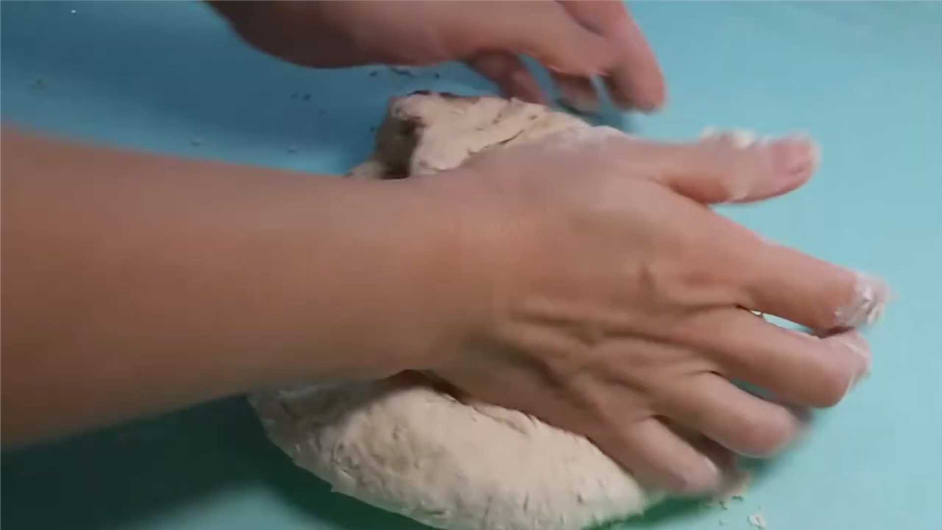 Pizza maison aux saucisses et au fromage au four - Étape 4