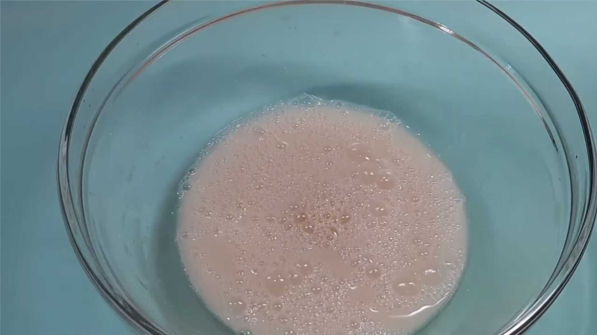 Pizza maison aux saucisses et au fromage au four - Étape 1