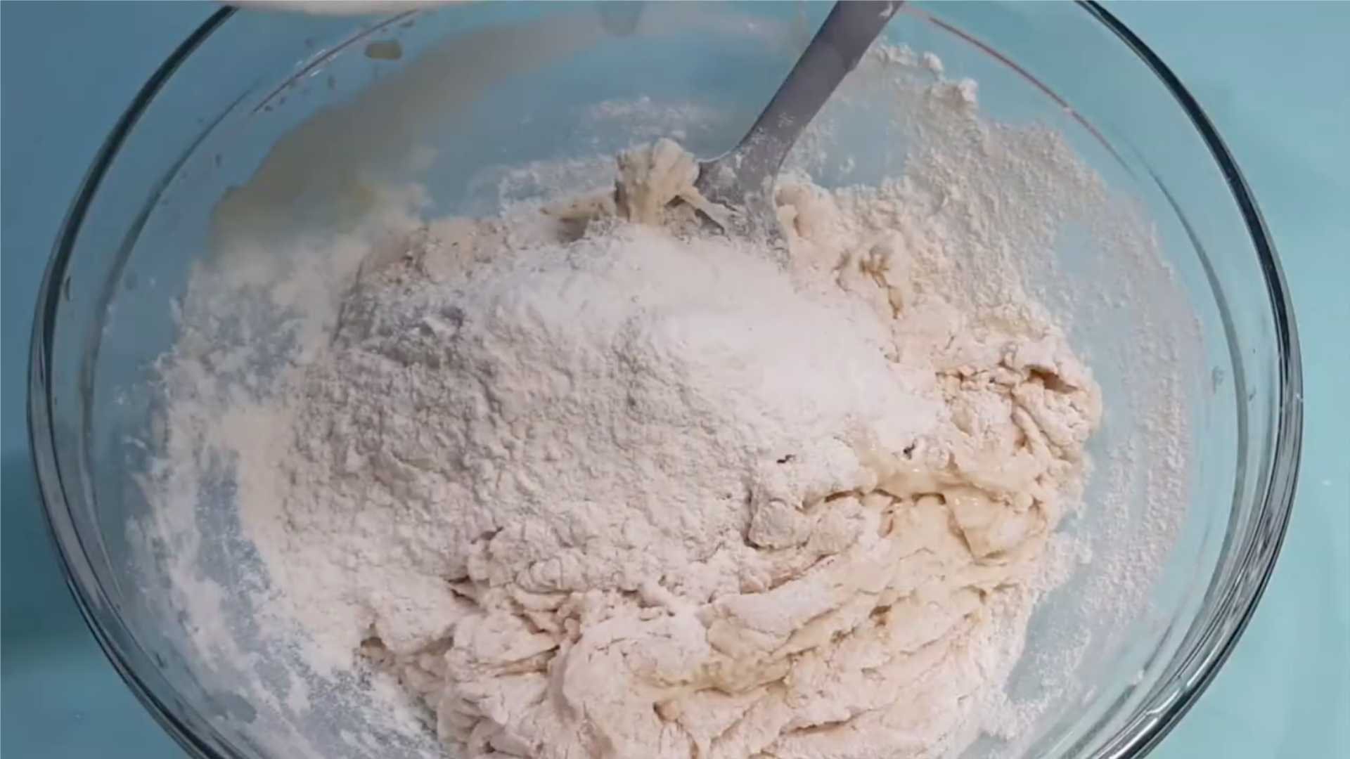 Pizza maison aux saucisses et au fromage au four - Étape 3