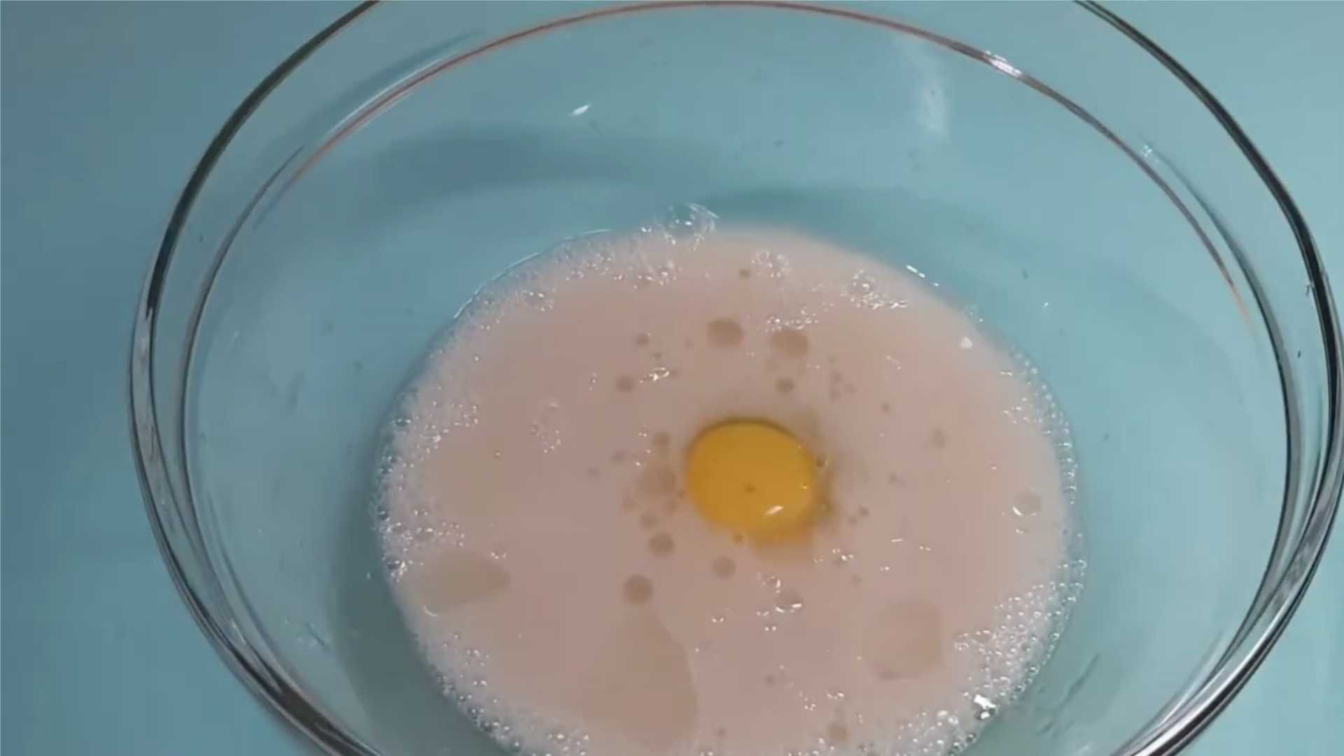 Pizza maison aux saucisses et au fromage au four - Étape 2