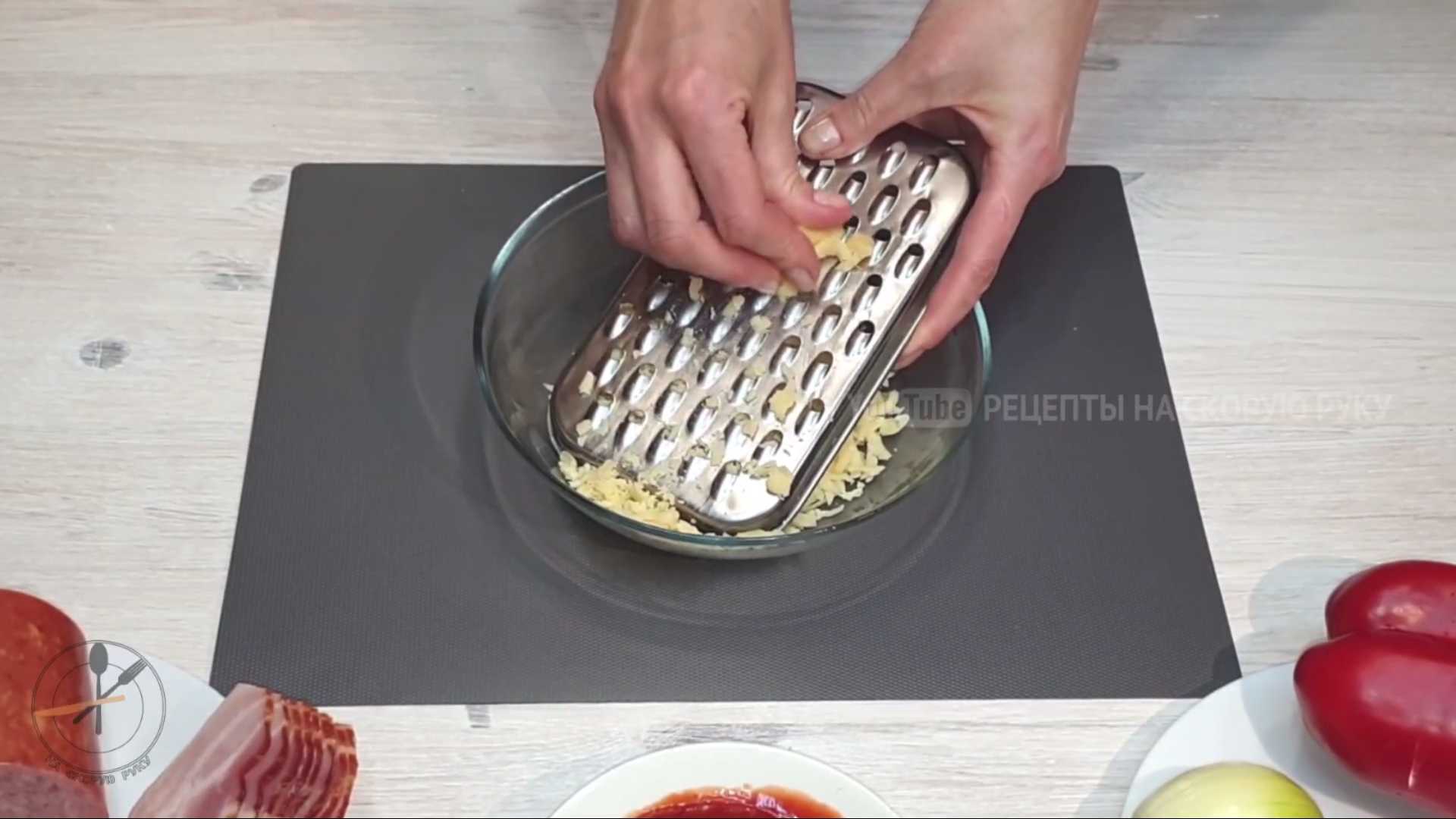 Pizza cuite au four avec une pâte sans levure - Étape 4