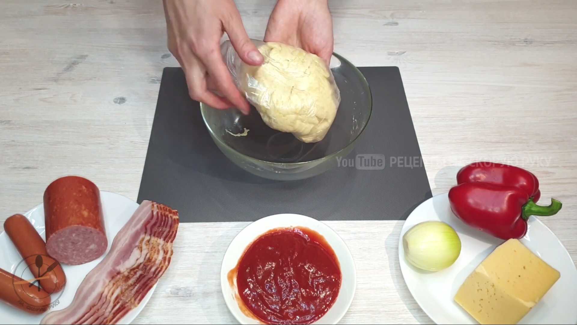 Pizza cuite au four avec une pâte sans levure - Étape 3