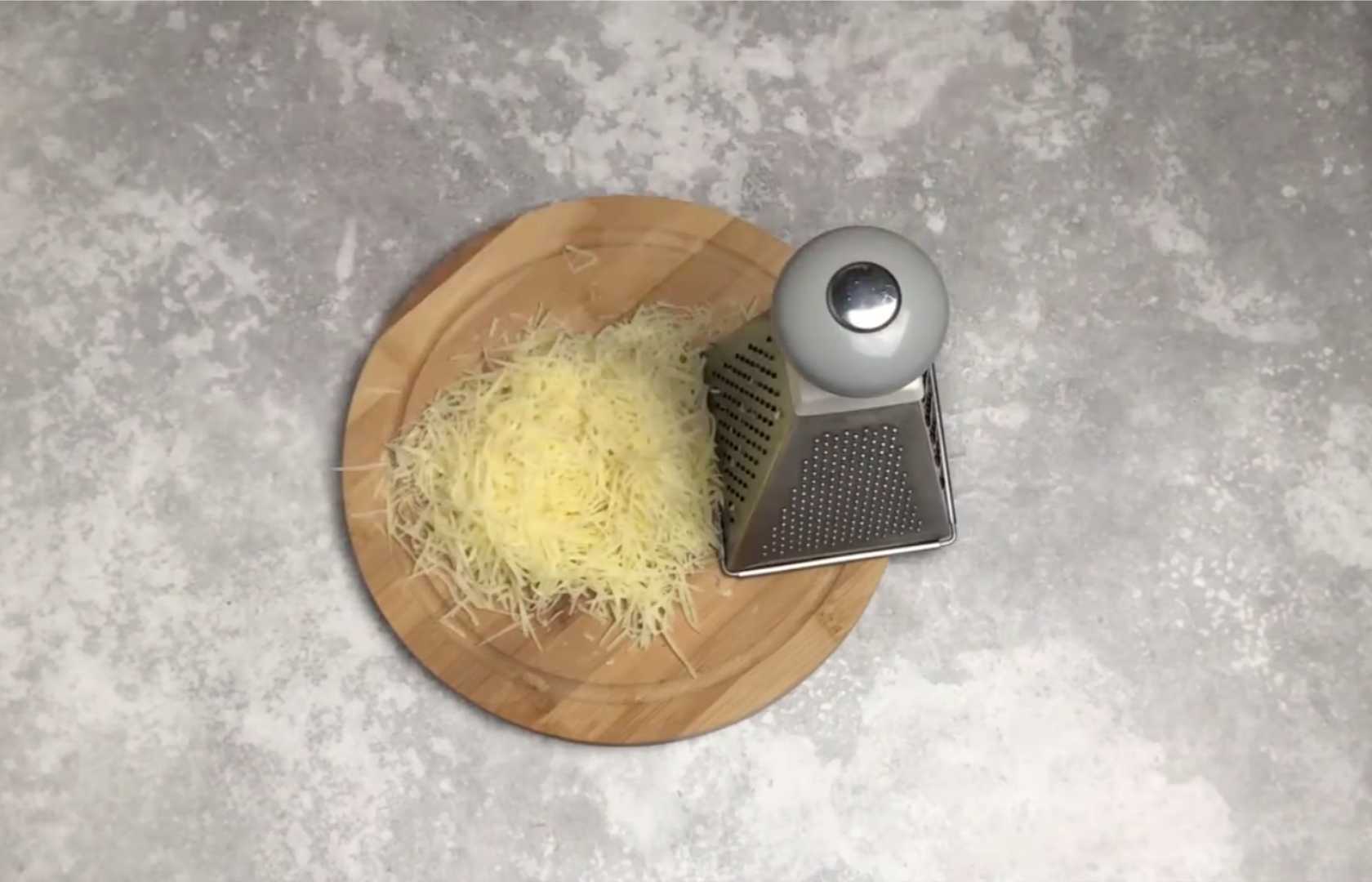 Pizza aux saucisses cuite au four - Étape 6