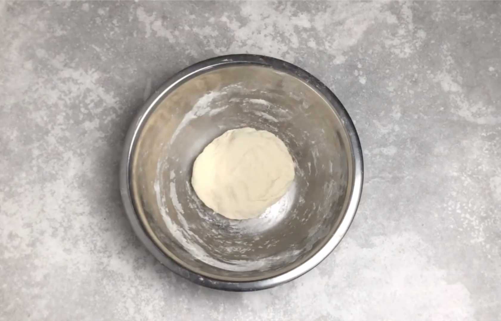 Pizza aux saucisses cuite au four - Étape 4