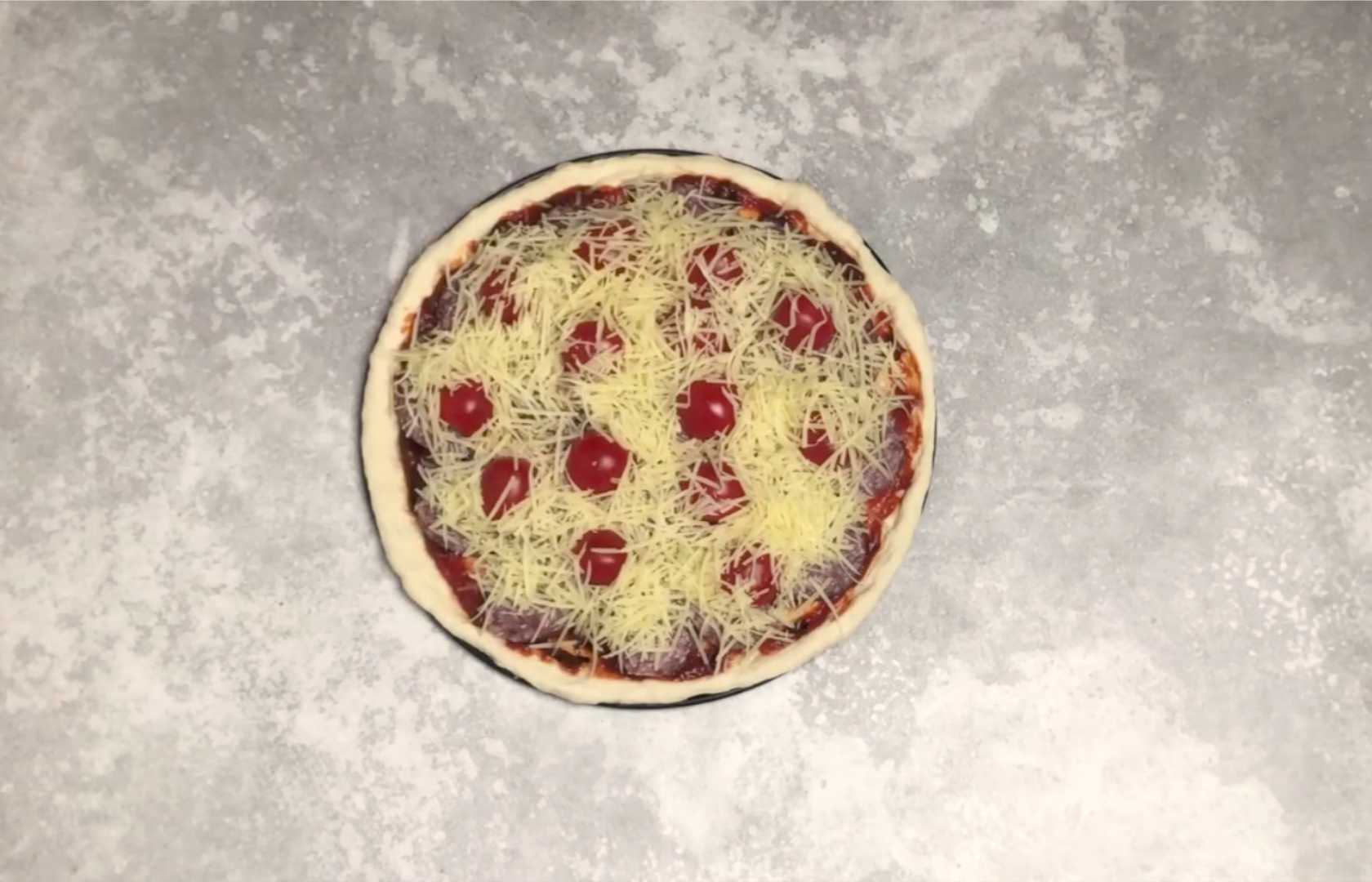 Pizza aux saucisses cuite au four - Étape 11