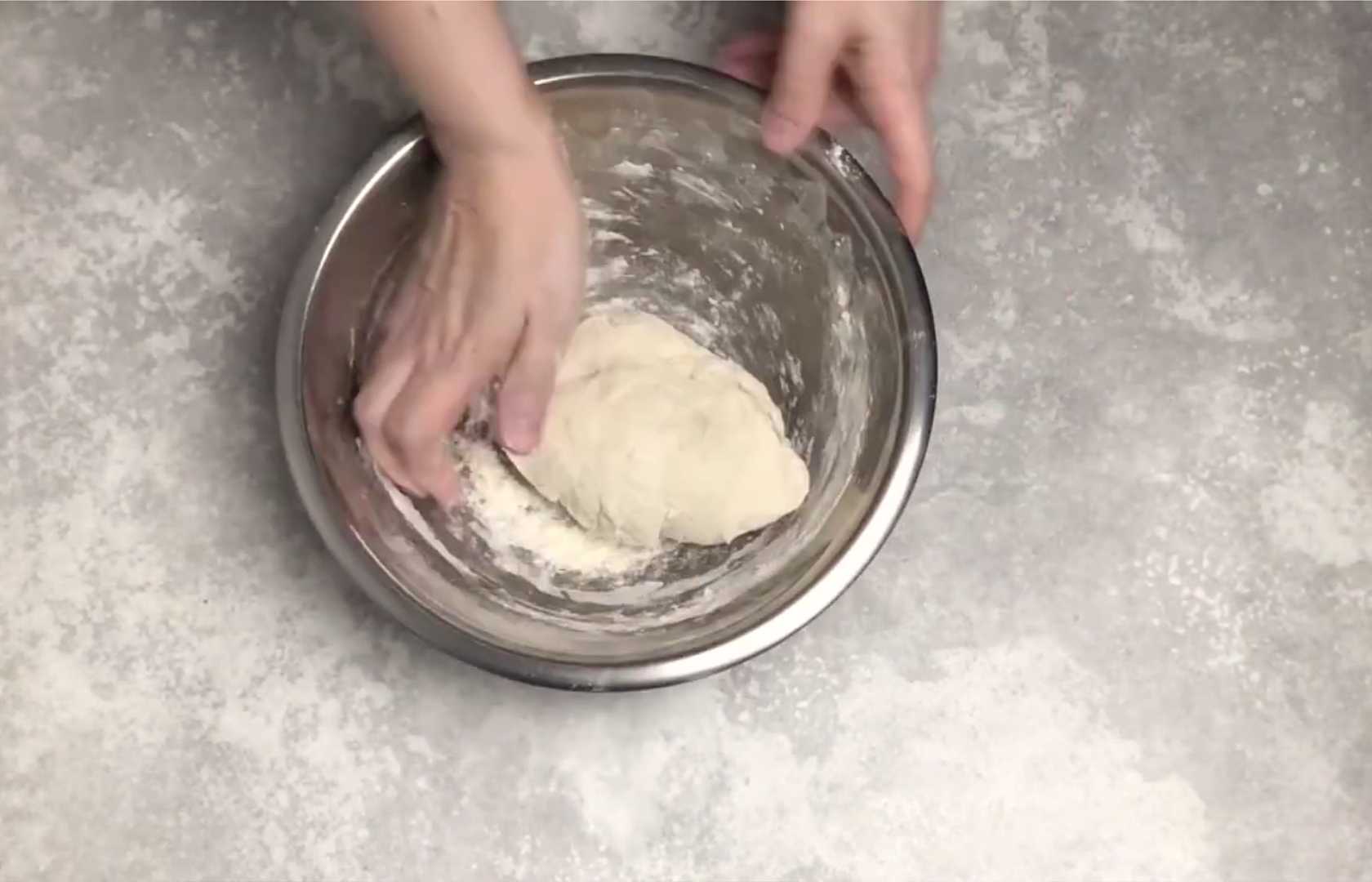 Pizza aux saucisses cuite au four - Étape 3