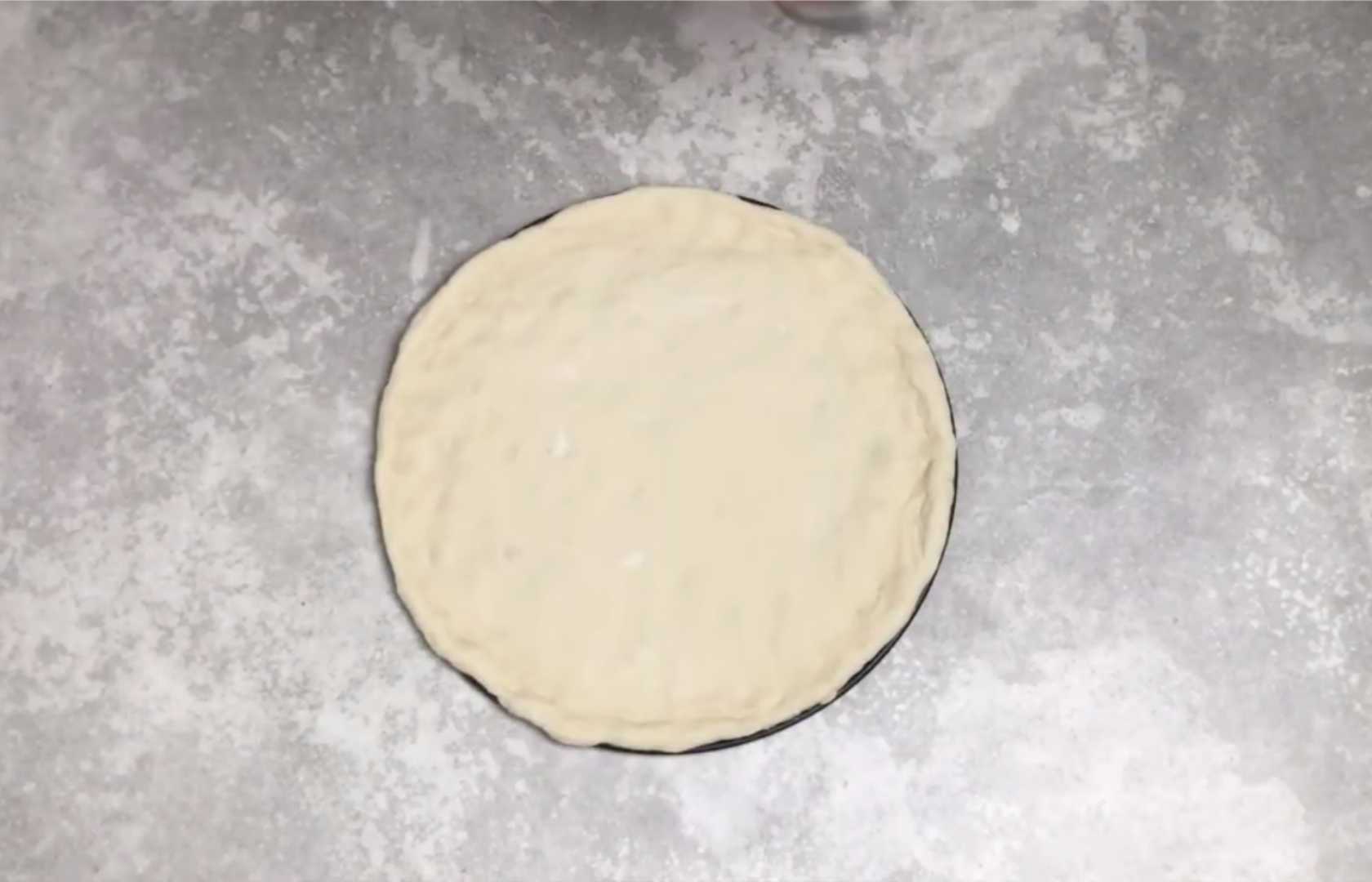 Pizza aux saucisses cuite au four - Étape 8