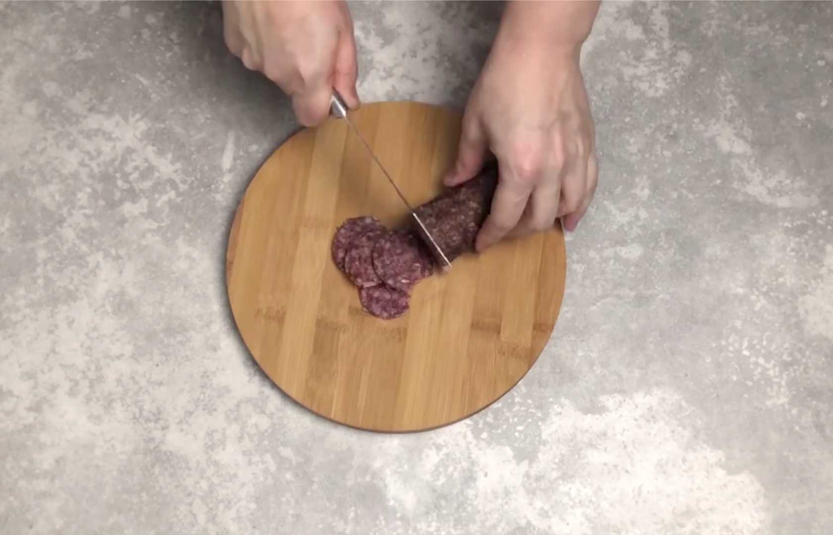 Pizza aux saucisses cuite au four - Étape 5