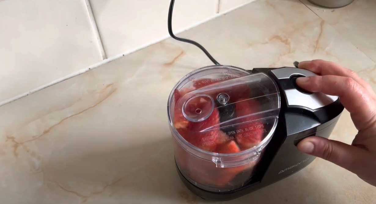 Crème glacée aux fraises Keto - Étape 1