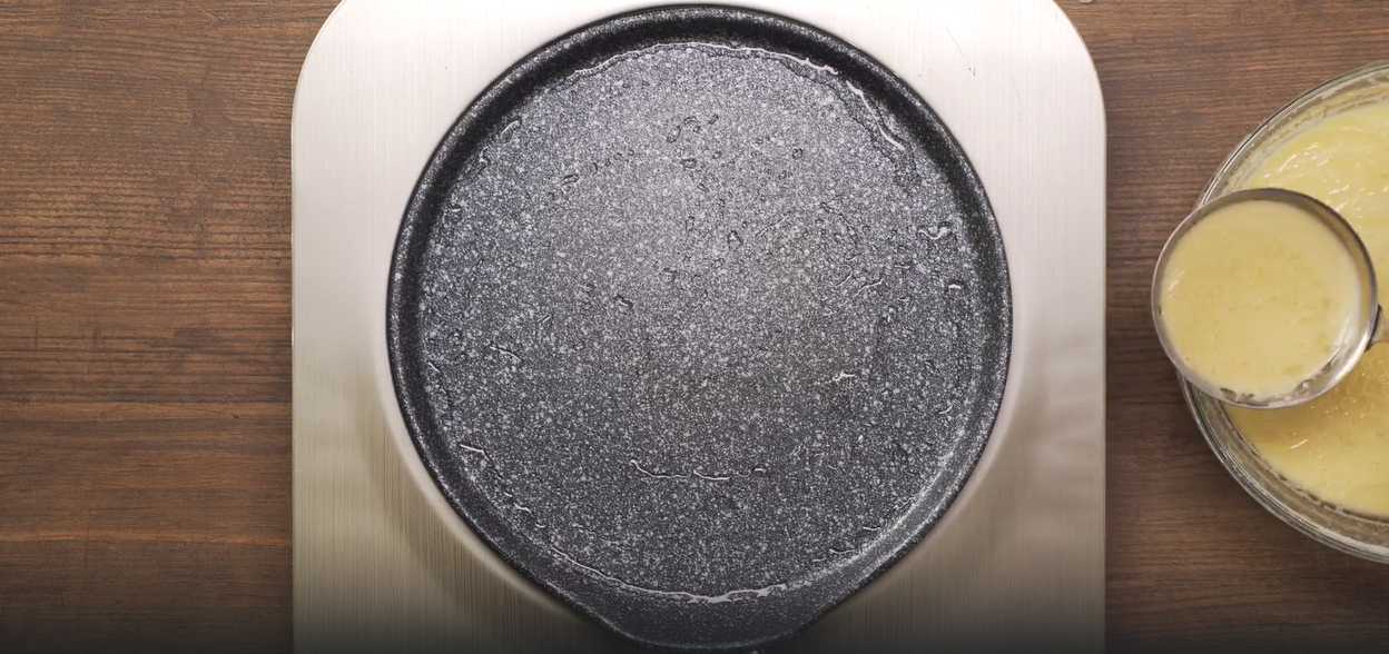 Recette de crêpes au lait et à l'eau bouillante. Étape 7