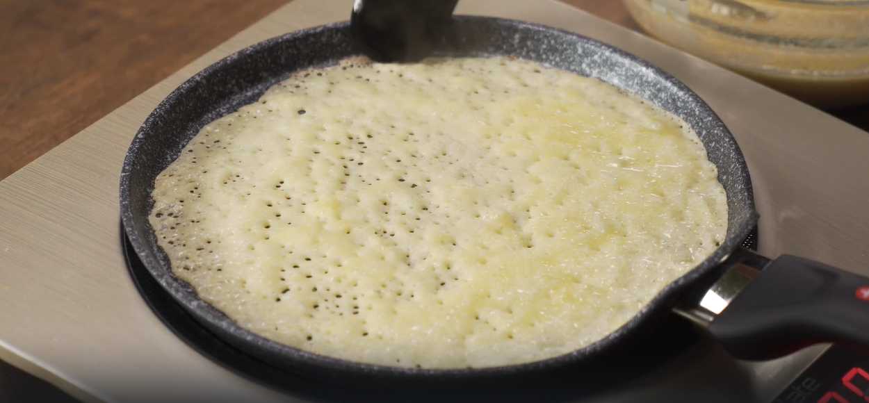 Recette de crêpes au lait et à l'eau bouillante. Étape 8
