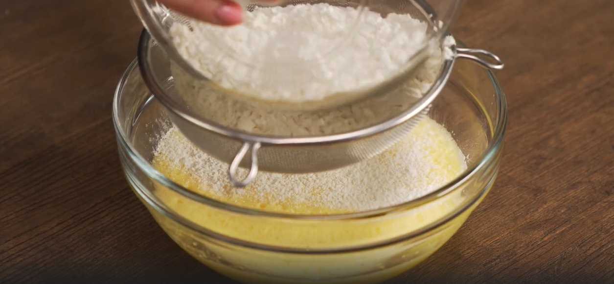 Recette de crêpes au lait et à l'eau bouillante. Étape 2