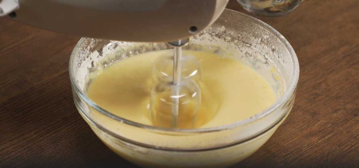 Recette de crêpes au lait et à l'eau bouillante. Étape 3