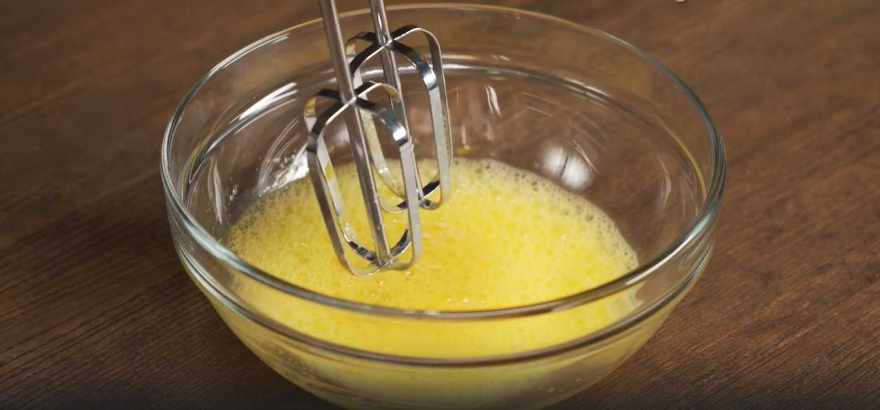 Recette de crêpes au lait et à l'eau bouillante. Étape 1