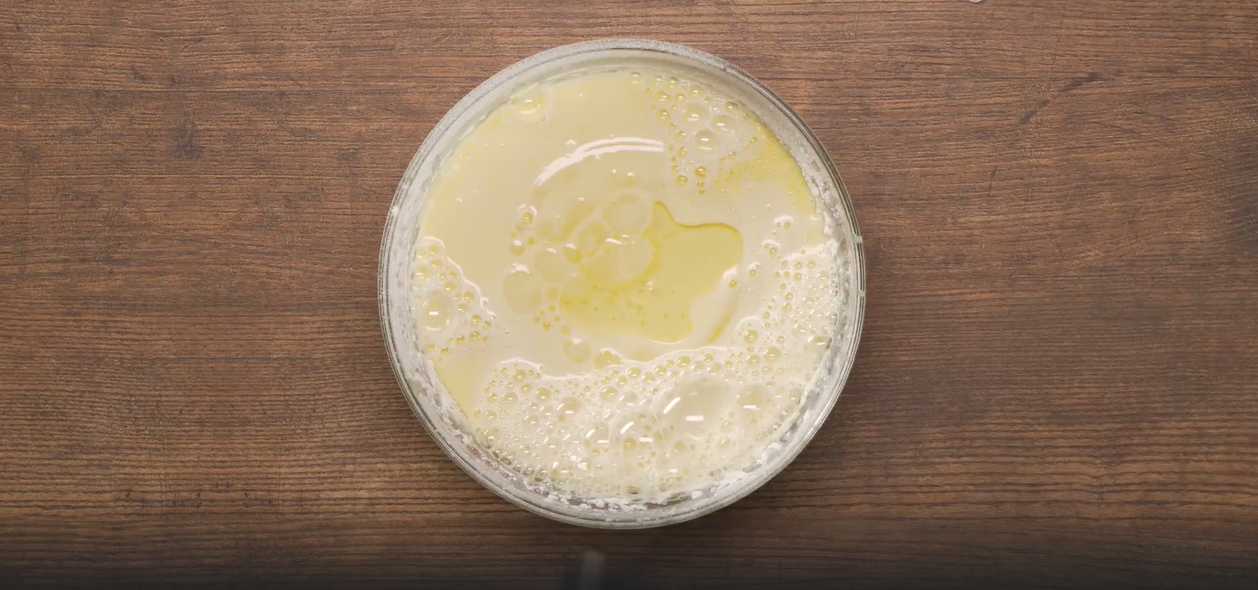 Recette de crêpes au lait et à l'eau bouillante. Étape 4