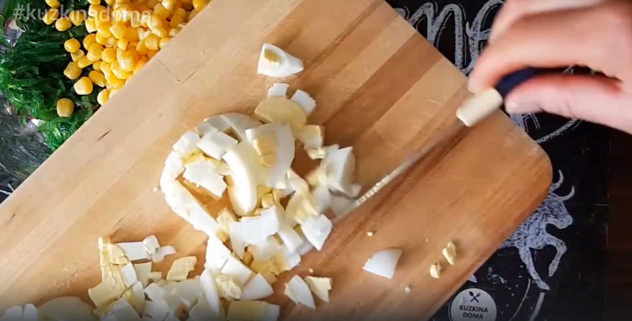 Salade de Chuka et de bâtonnets de crabe - Étape 6