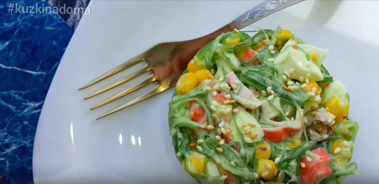 Salade de bâtonnets de crabe et de chuka - Étape 8