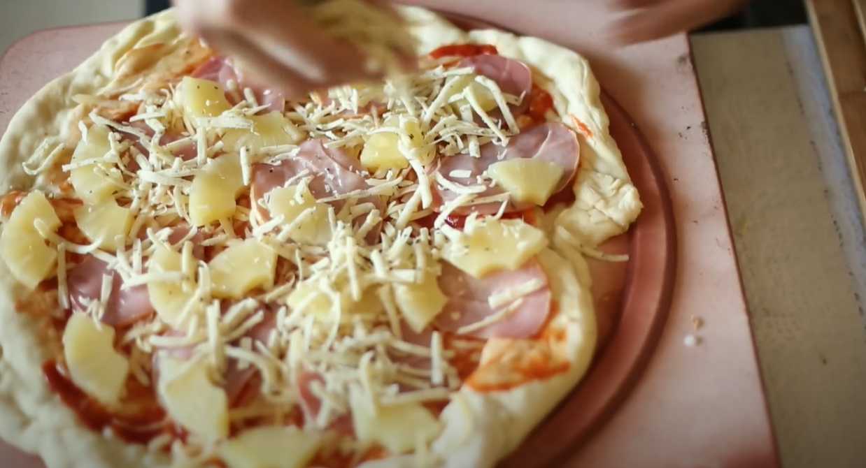 Pizza hawaïenne au poulet et à l'ananas cuite au four - Étape 12