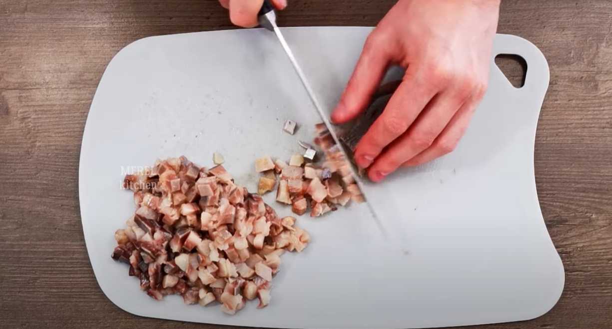 Hareng classique sous un manteau de fourrure - Étape 1